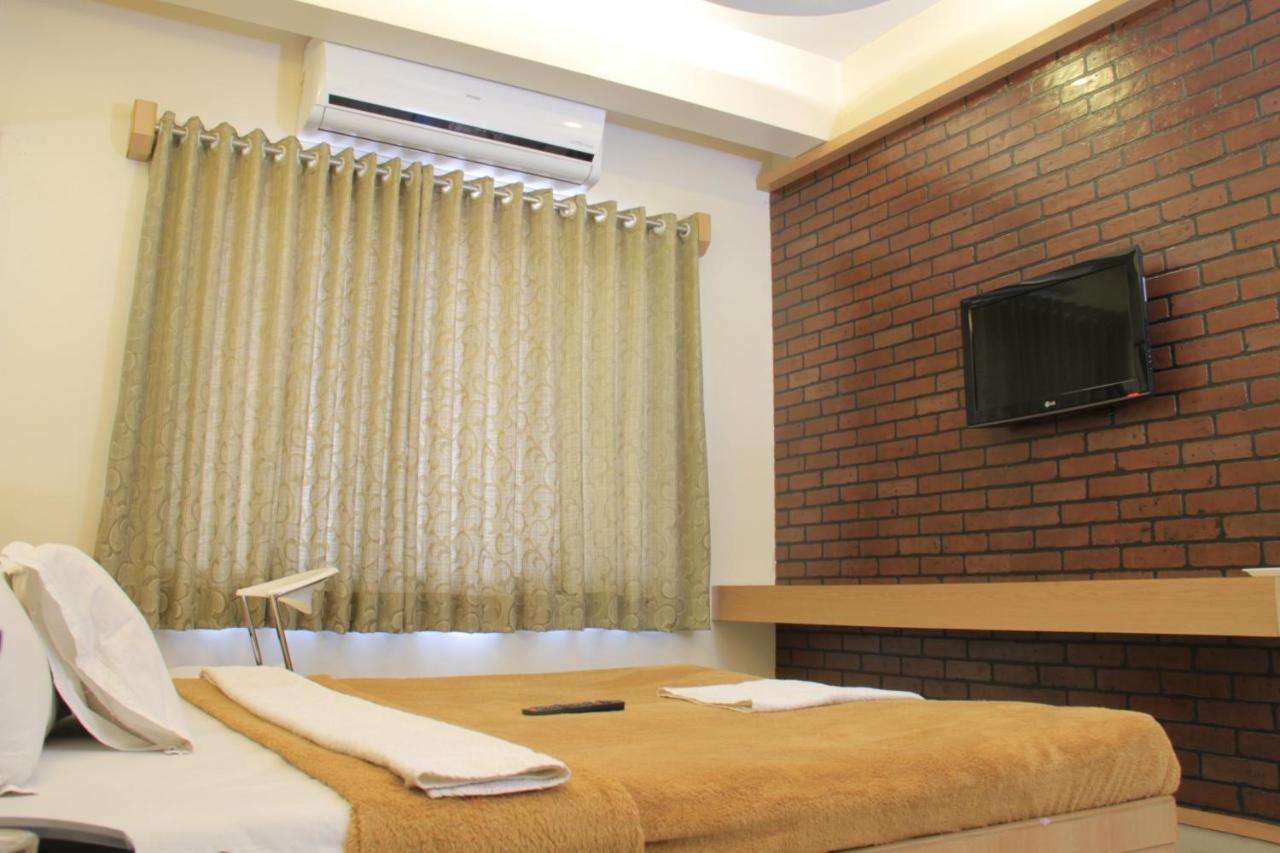 Hotel Sai Gurusthan Shirdi Buitenkant foto