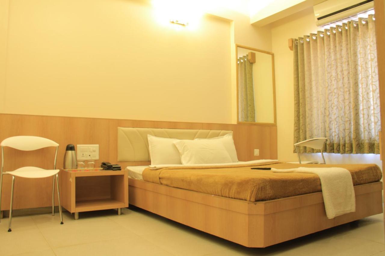 Hotel Sai Gurusthan Shirdi Buitenkant foto