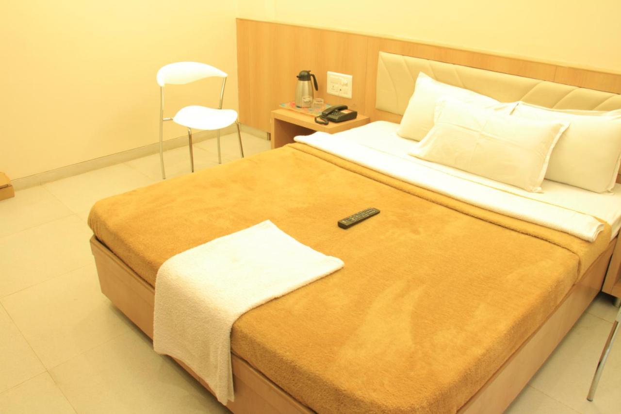 Hotel Sai Gurusthan Shirdi Buitenkant foto