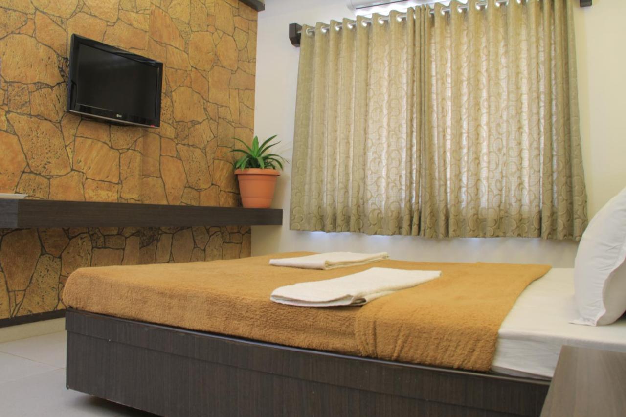 Hotel Sai Gurusthan Shirdi Buitenkant foto