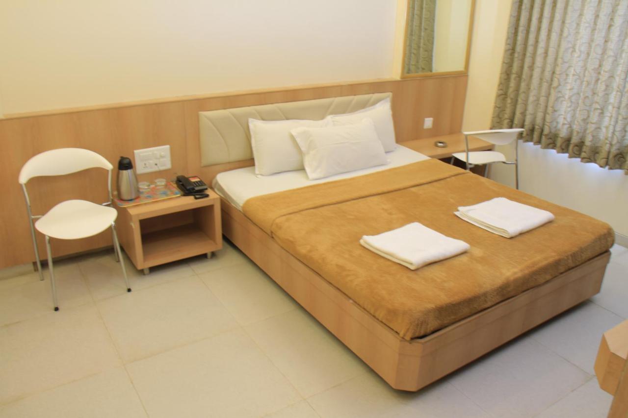 Hotel Sai Gurusthan Shirdi Buitenkant foto