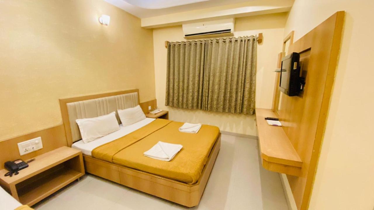 Hotel Sai Gurusthan Shirdi Buitenkant foto