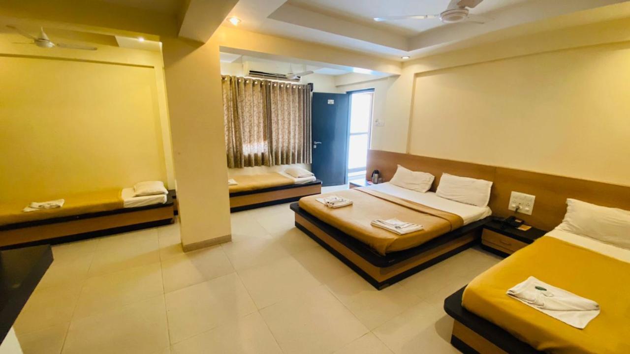 Hotel Sai Gurusthan Shirdi Buitenkant foto