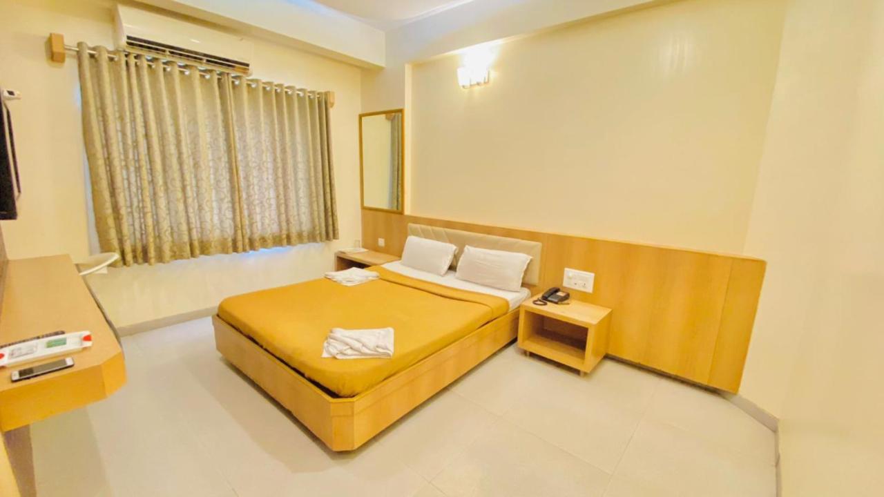 Hotel Sai Gurusthan Shirdi Buitenkant foto