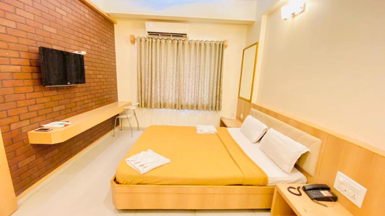 Hotel Sai Gurusthan Shirdi Buitenkant foto