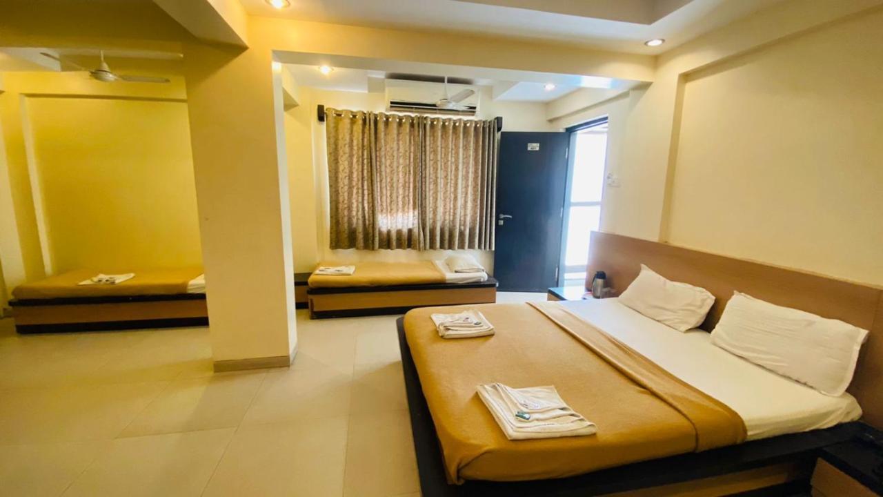 Hotel Sai Gurusthan Shirdi Buitenkant foto