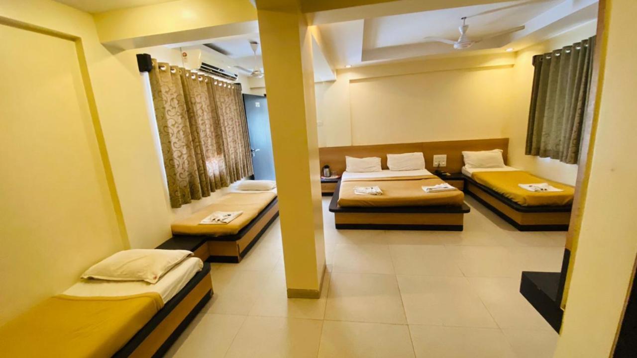 Hotel Sai Gurusthan Shirdi Buitenkant foto